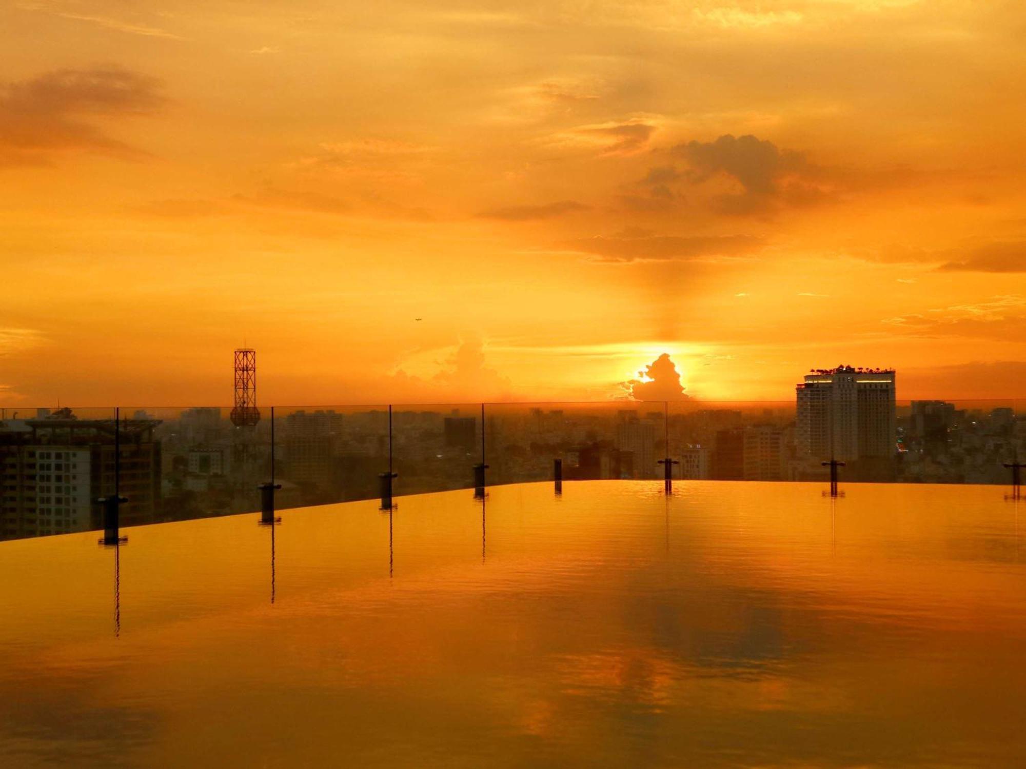 Hotel Des Arts Saigon Mgallery Collection Ho Şi Min Dış mekan fotoğraf Sunset over the city